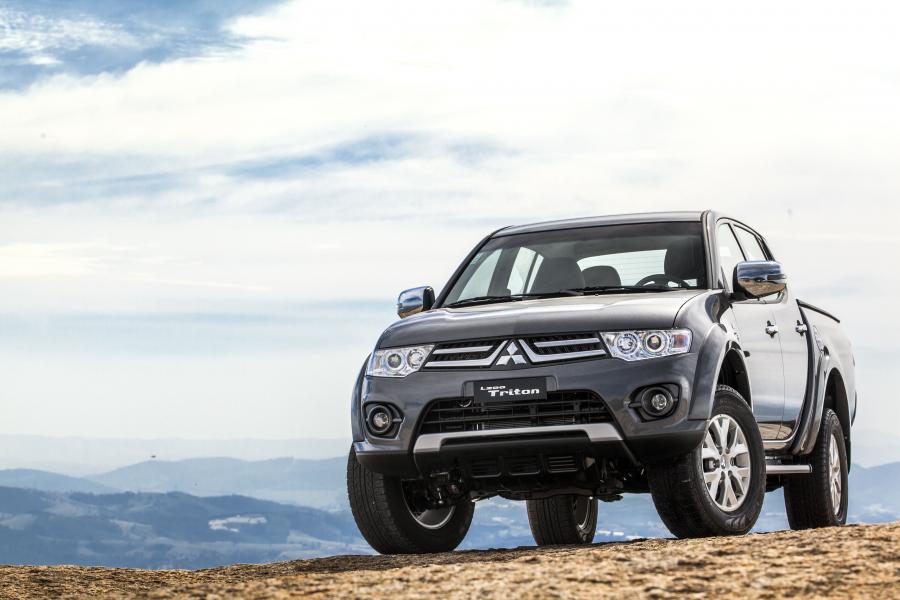  Mitsubishi L200 Triton HLS Chrome Edition 2015 года  (фото 24 из 24)